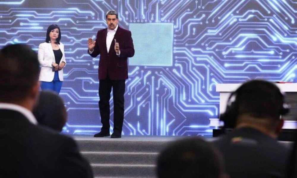«أزيلوا «واتساب» من هواتفكم».. الرئيس الفنزويلي: «ارحل لأنك تجسس»!