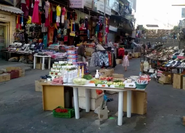 الاعتداء على الأرصفة في إربد يعطل الحركة المرورية ويربك المشاة