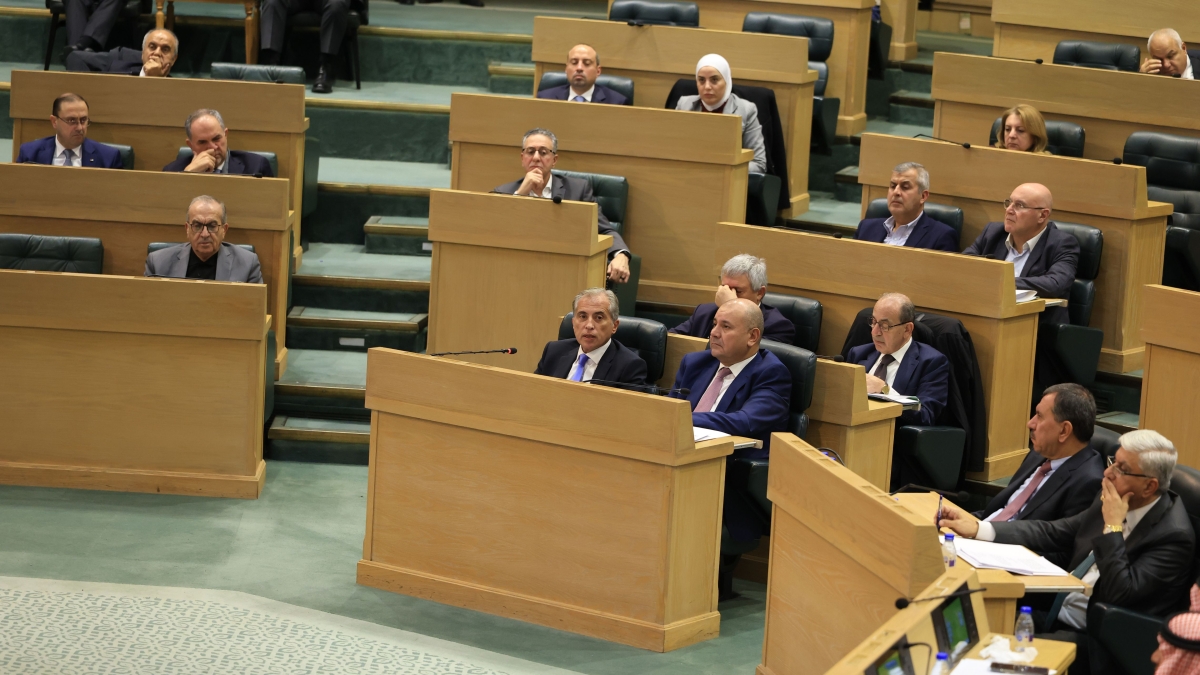 رئيس الوزراء يؤكّد التزام الحكومة بالعمل مع مجلس النوَّاب في جميع مراحل تنفيذ الموازنة واستمرارها