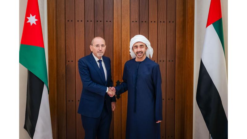 وزير الخارجية يؤكد ونظيره الإماراتي متانة العلاقات بين البلدين