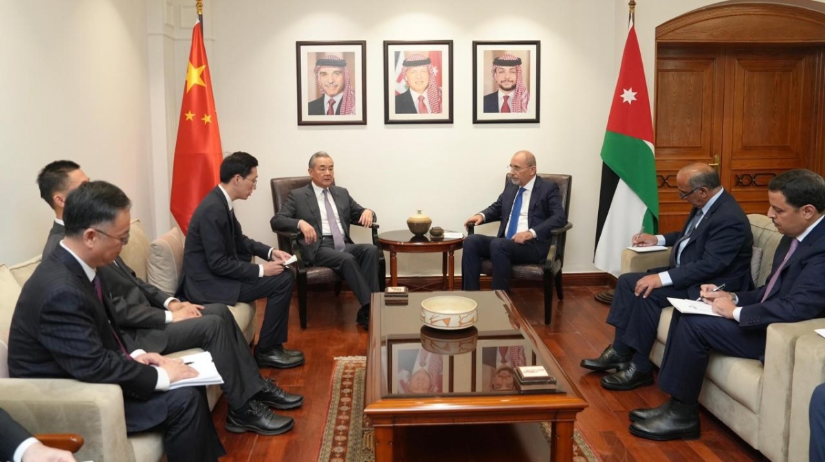 وزير الخارجية يبحث مع نظيره الصيني علاقات الشراكة الاستراتيجية