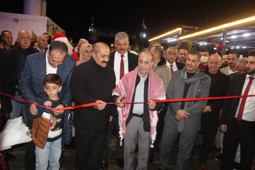 وزير الإدارة المحلية يضيء شجرة عيد الميلاد في لواء بني عبيد