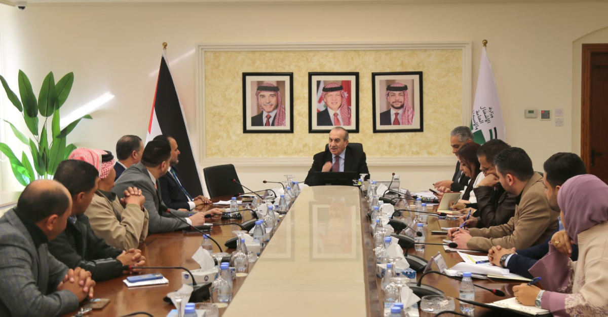 أبو السمن يوجه الأشغال بتقديم دعم فني وهندسي لمعالجة أضرار الطرق الواقعة