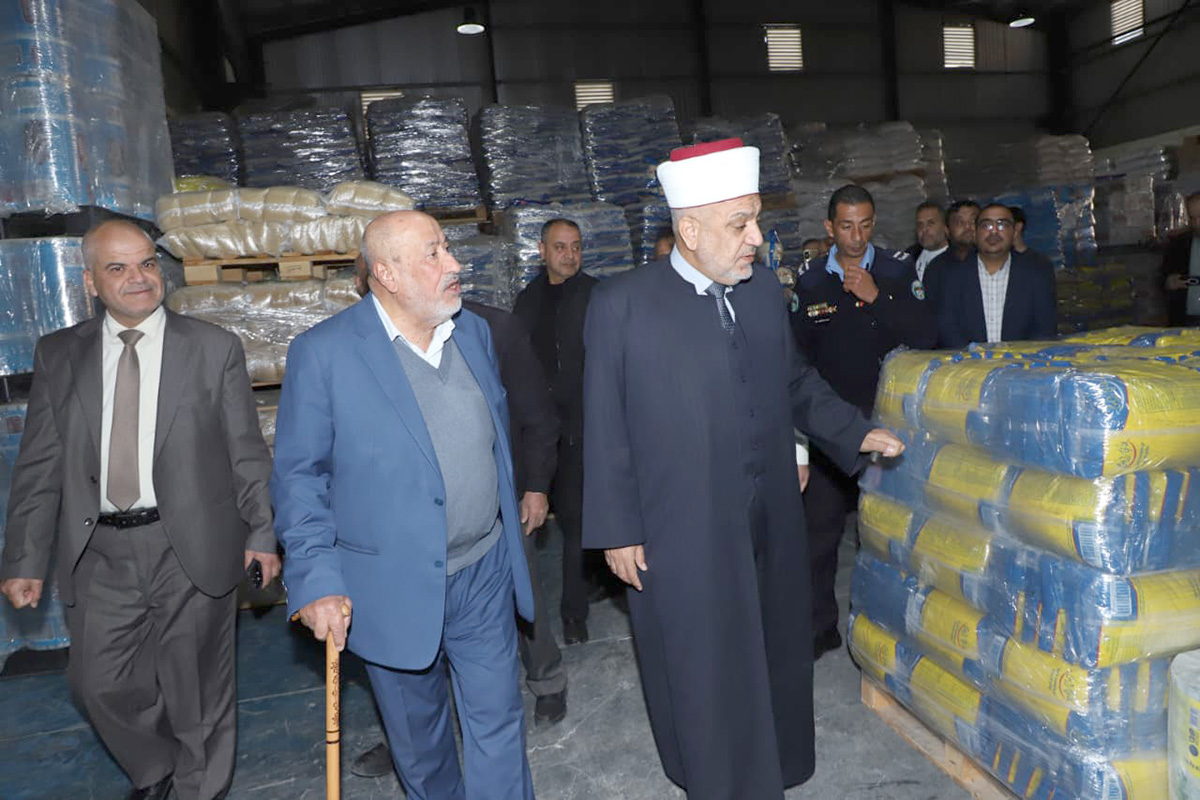 وزير الأوقاف يطلق حملة لتوزيع طرود غذائية